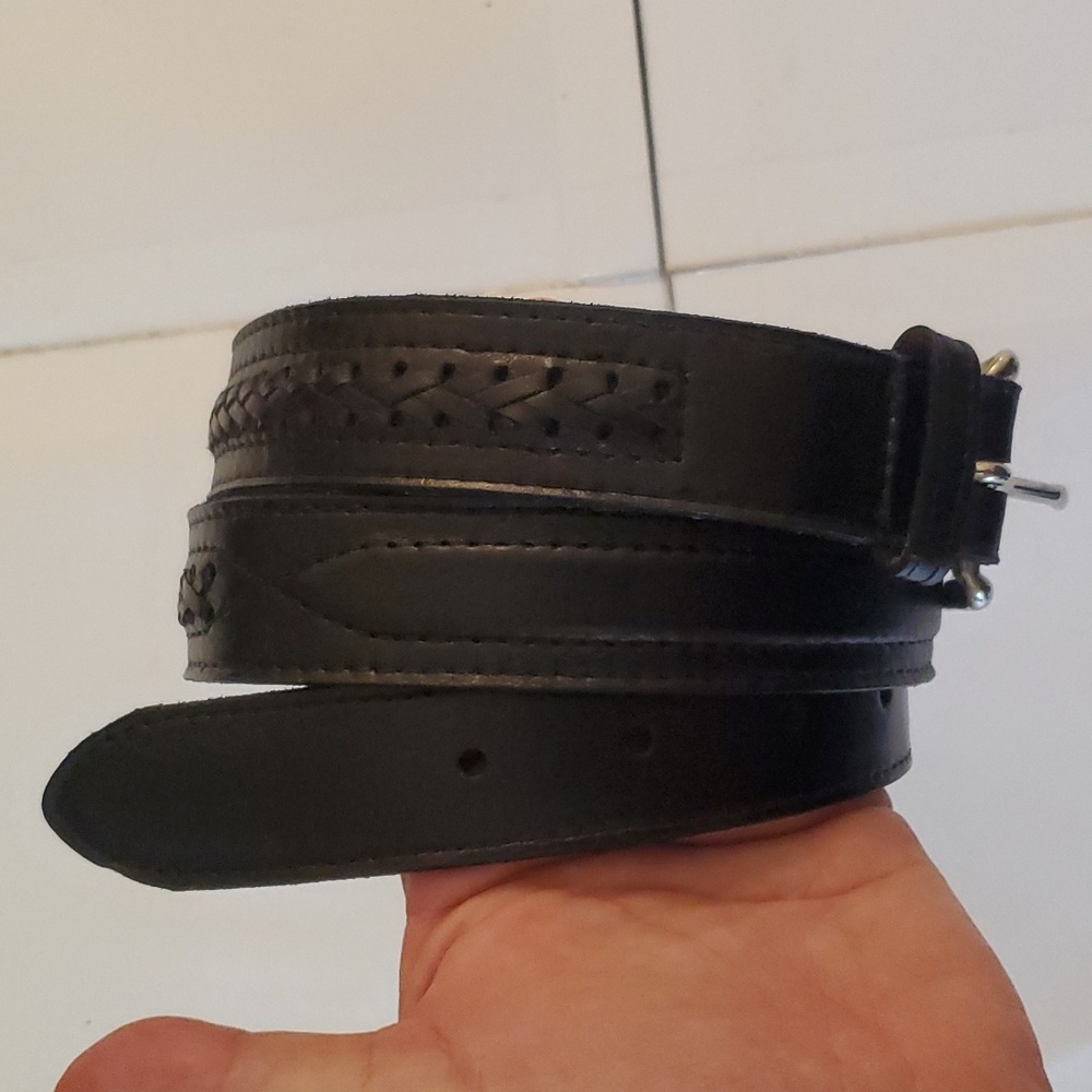 New without tags Vintage genuine leather mens black belt Size 32" made In Haiti